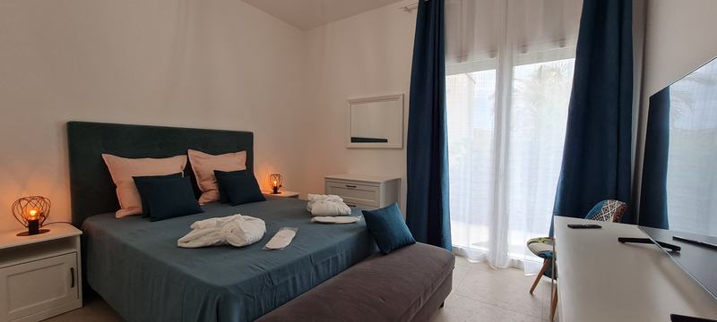 Camera da letto con porta finestra sul giardino