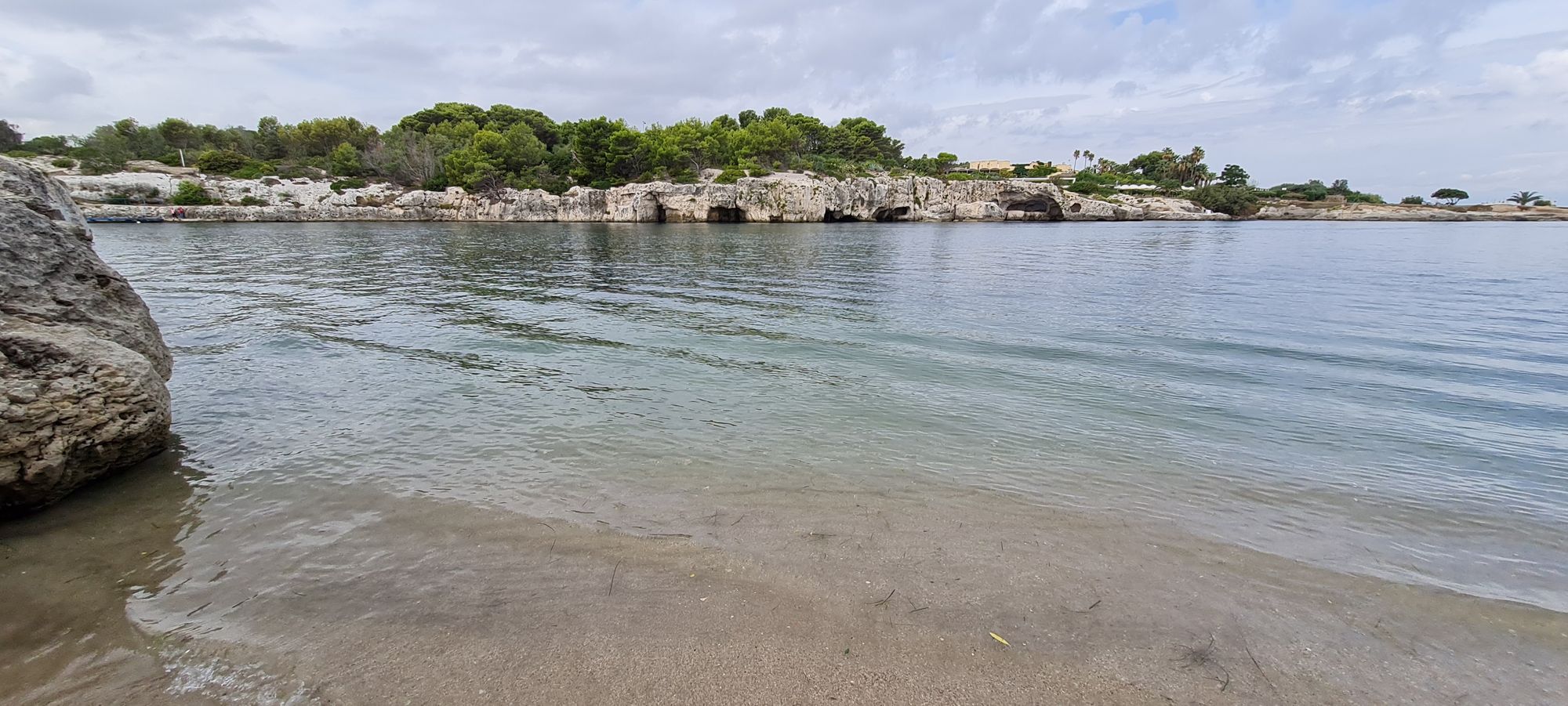 Acqua limpida e scogli su una spiaggia vicino a Brucoli