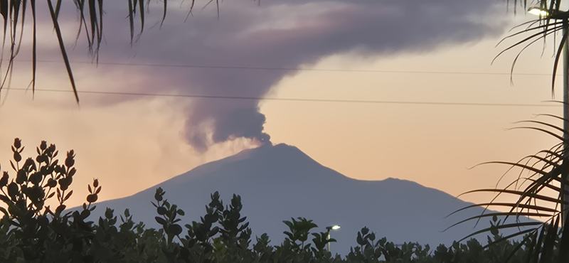 Il pennacchio dell'Etna al tramonto visto dal giardino