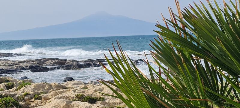 L'Etna visto dalla costa