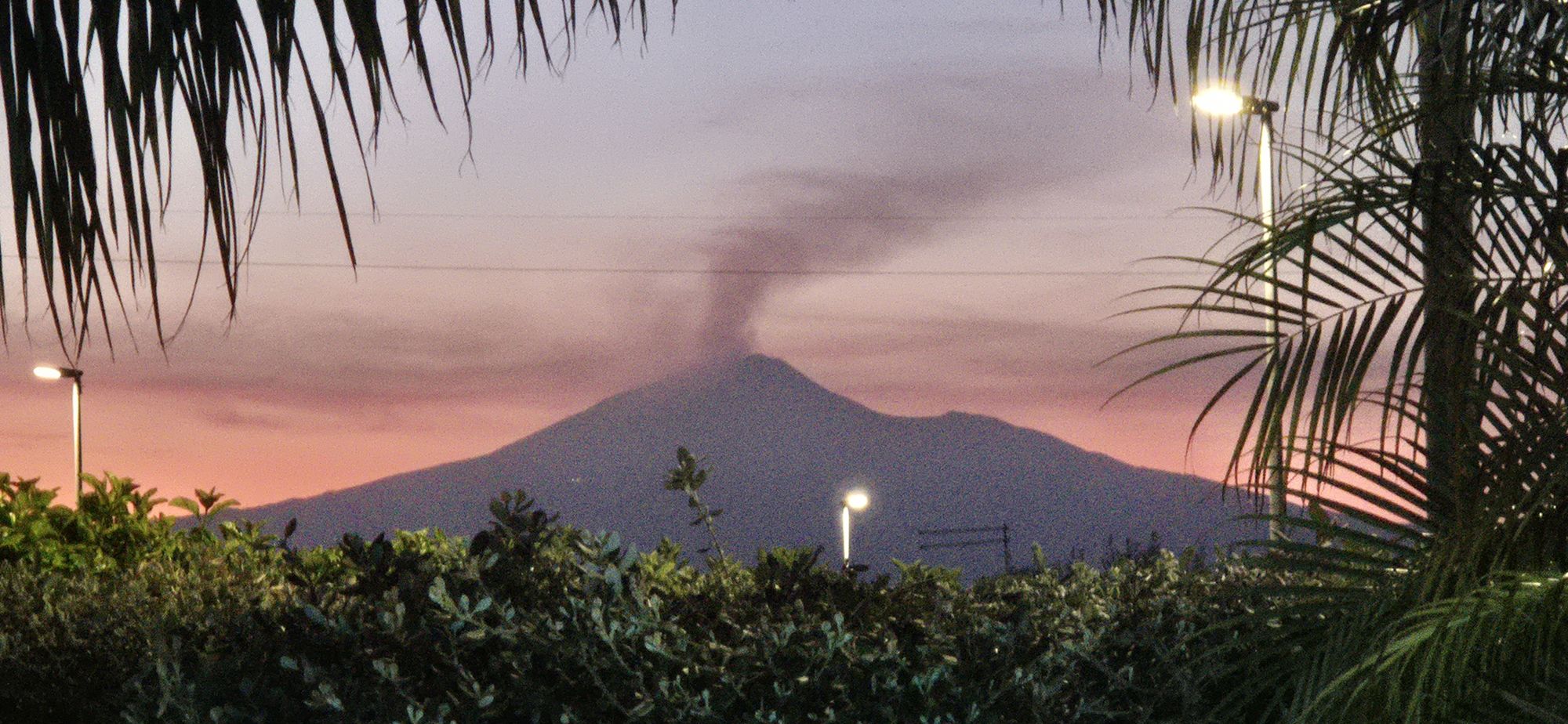 L'Etna al tramonto con il suo pennacchio, visto dal giardino