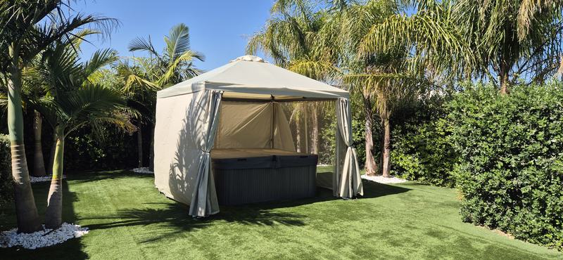 Il gazebo con la jacuzzi in giardino