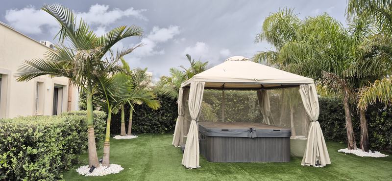 Il gazebo della jacuzzi accanto alla villa