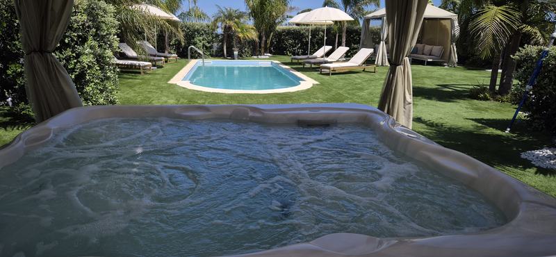 La jacuzzi esterna sul prato, con la piscina sullo sfondo