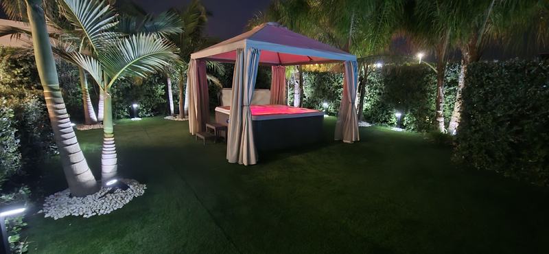 Il gazebo della jacuzzi illuminato di sera
