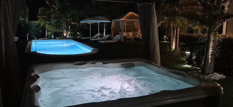 La jacuzzi illuminata di bianco