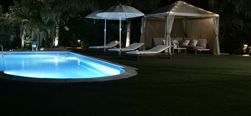 Gazebo e ombrelloni illuminati vicino alla piscina