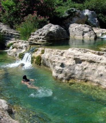 Pozze di acqua verde tra le rocce della valle dell'Anapo