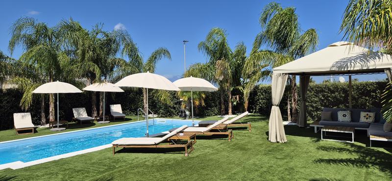 Piscina di acqua salata con lettini e ombrelloni
