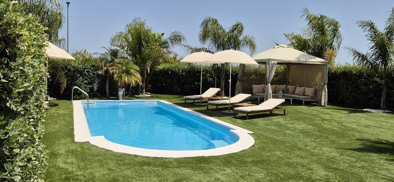 La piscina e il giardino in una giornata di sole
