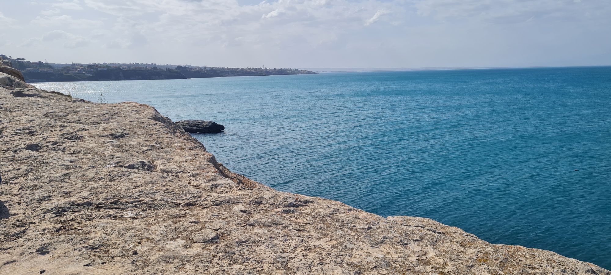 Onde sugli scogli della costa siciliana