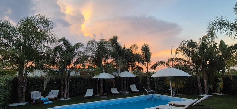 Tramonto sulle palme e sulla piscina
