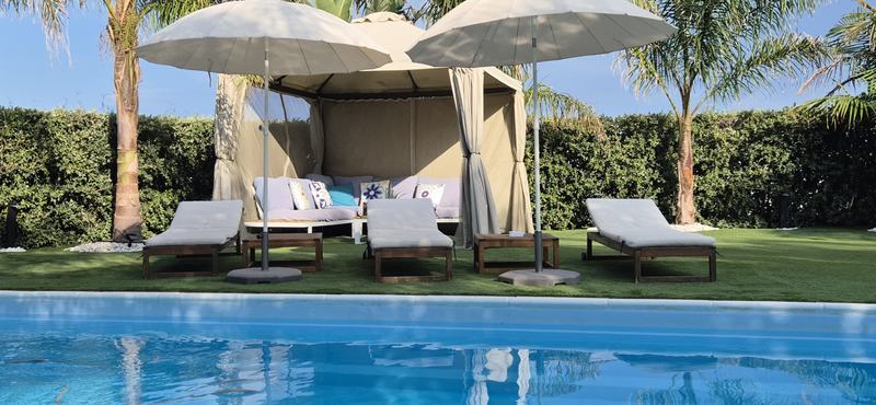 Lettini e gazebo a bordo piscina